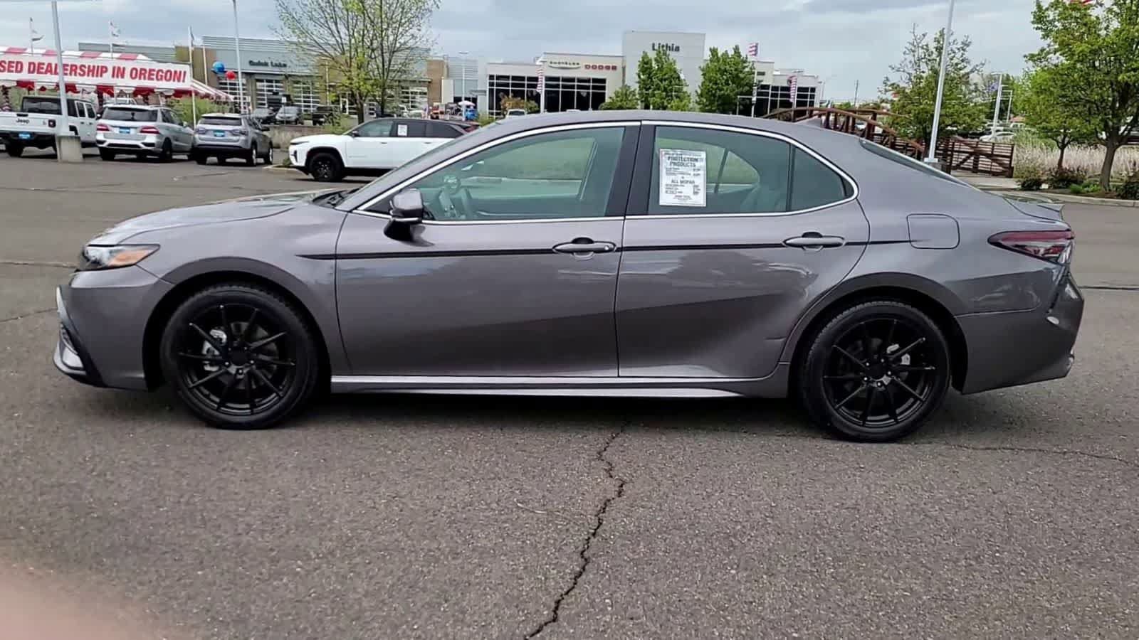 Used 2023 Toyota Camry SE w/ Cold Weather Package FWD image 5