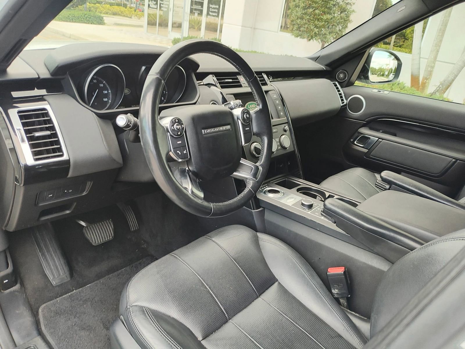 Used 2017 Land Rover Discovery SE image 11