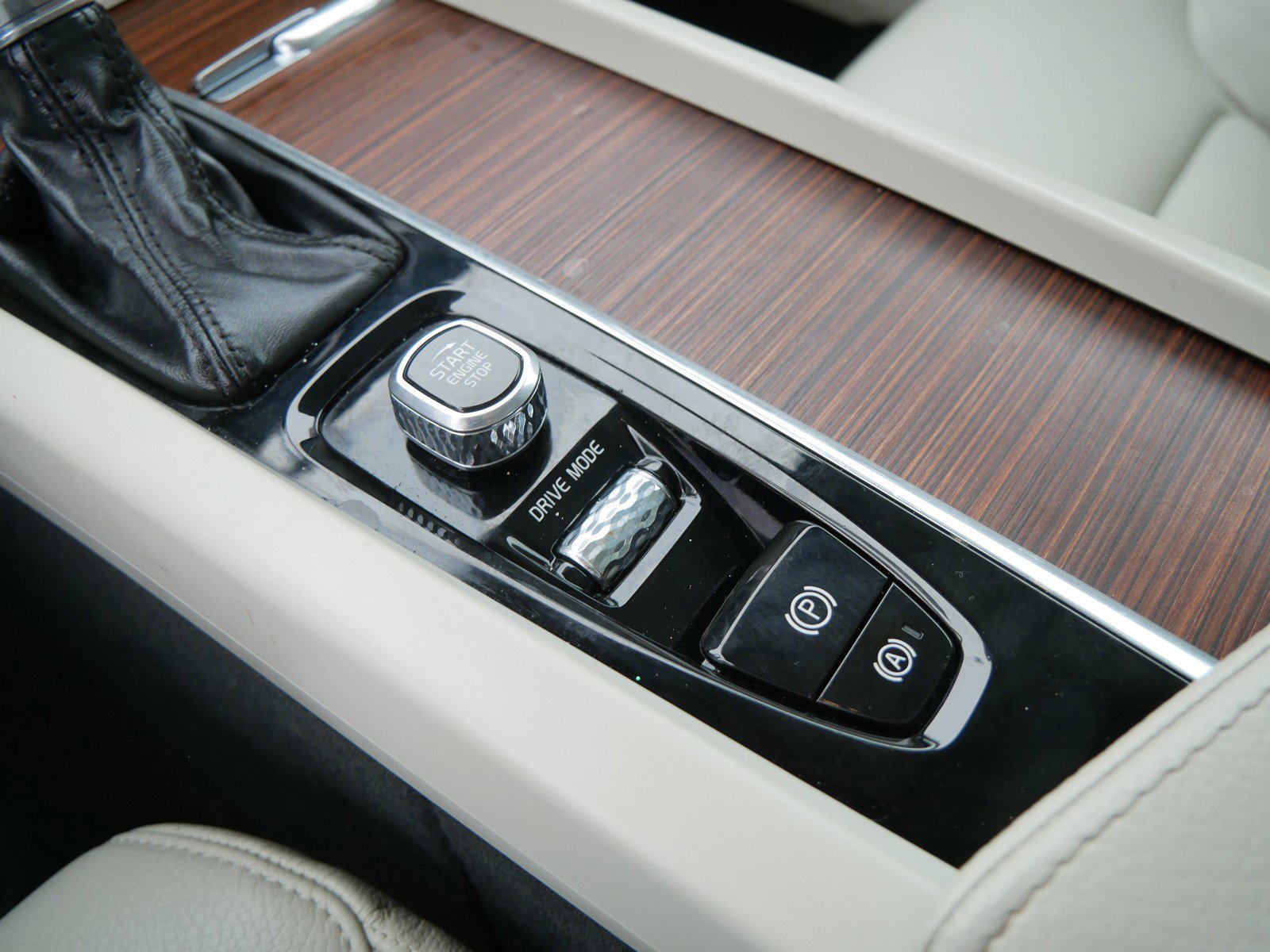 Used 2019 Volvo S60 T6 Momentum w/ Premium Package image 22