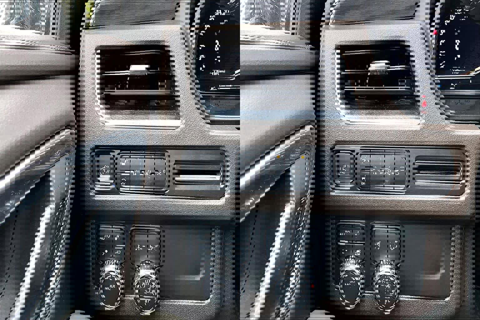 Used 2022 GMC Yukon XL SLT image 35