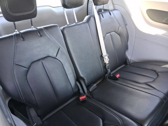 Used 2024 Chrysler Pacifica Touring-L FWD image 9