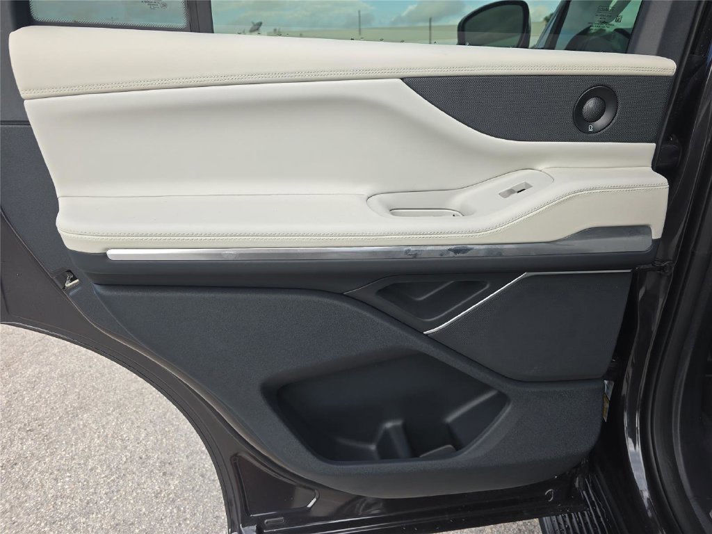 New 2026 Lincoln Navigator Premiere AWD/4WD image 12