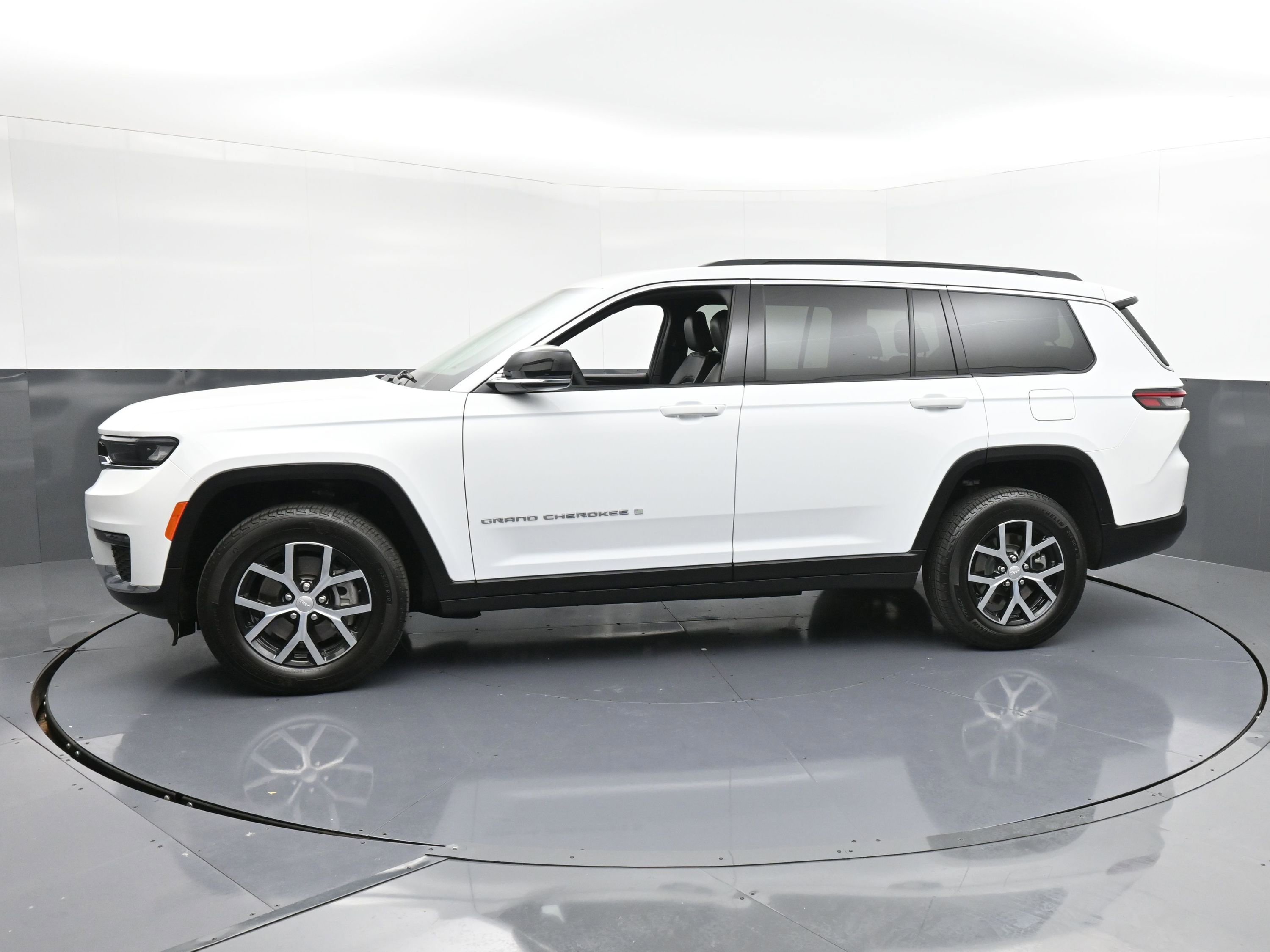 Used 2025 Jeep Grand Cherokee L Limited image 5