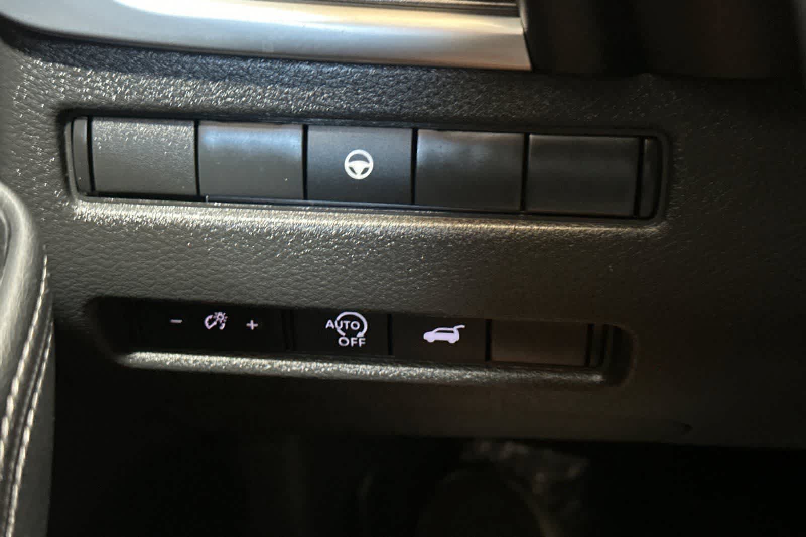 Certified 2025 Nissan Rogue SV FWD image 30