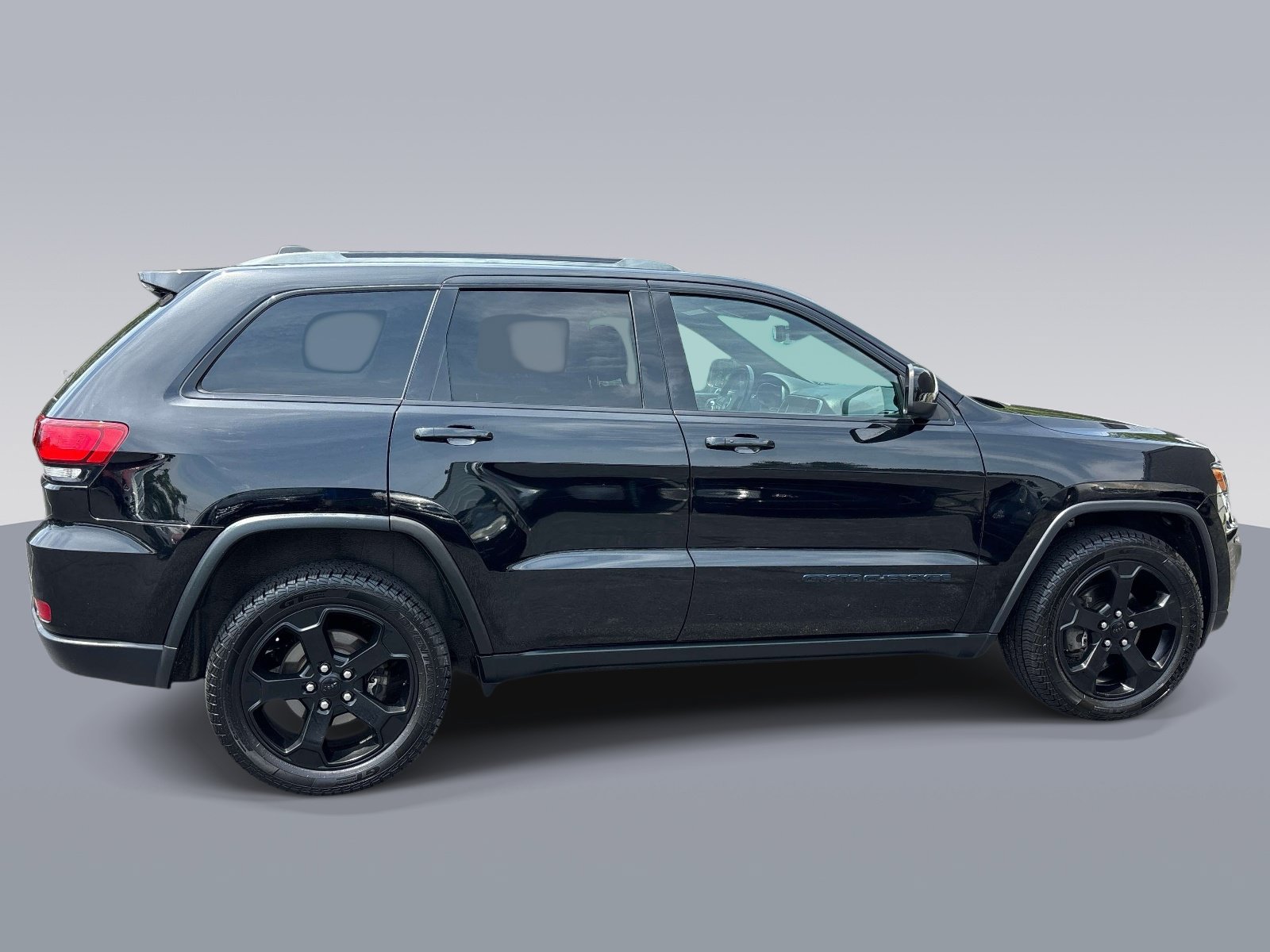 Used 2018 Jeep Grand Cherokee Laredo AWD/4WD image 2