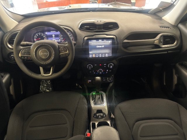 Used 2022 Jeep Renegade Latitude AWD/4WD image 9