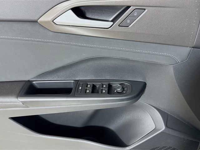 New 2026 Volkswagen Taos SE image 15