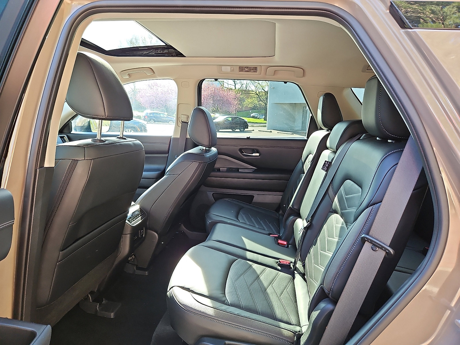 Certified 2023 Nissan Pathfinder Platinum w/ Black Appearance Package AWD/4WD image 9
