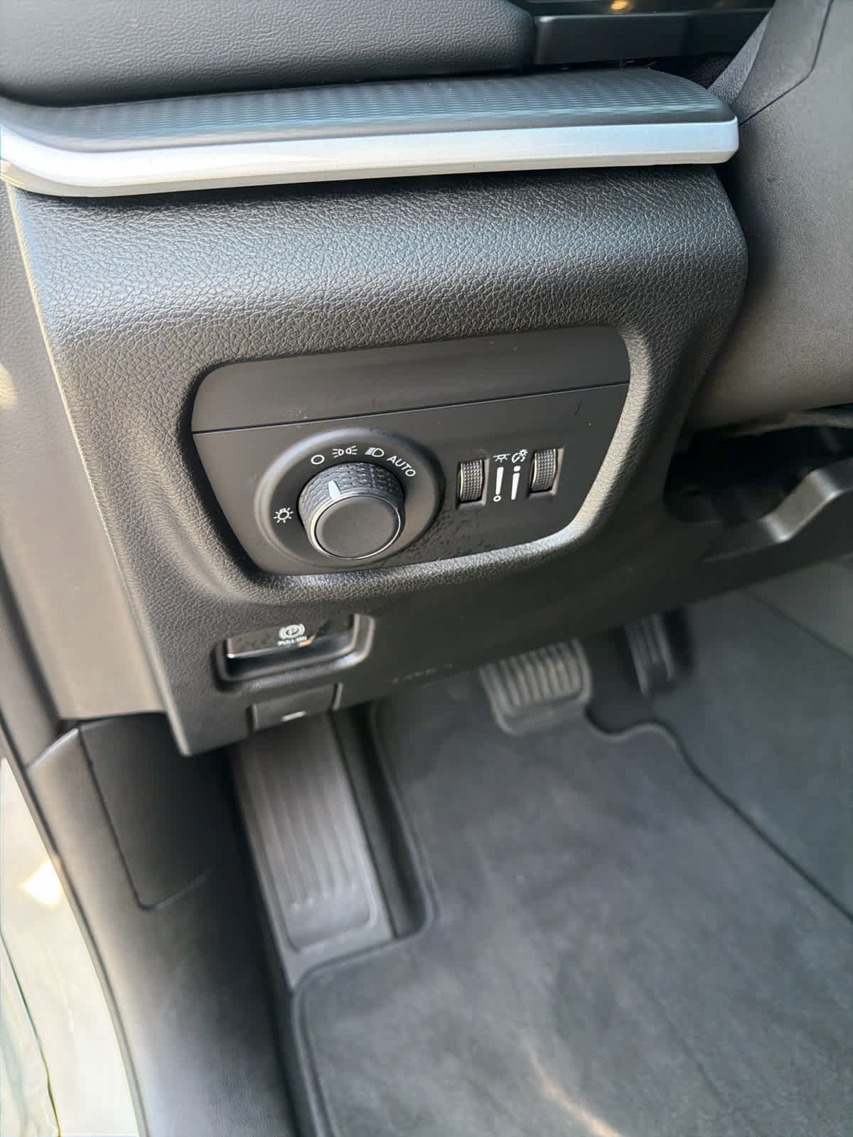 Used 2024 Jeep Grand Cherokee Laredo X w/ Luxury Tech Group I RWD image 14