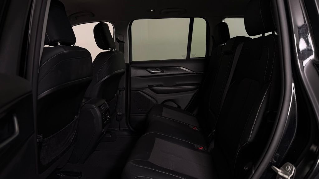 Used 2023 Jeep Grand Cherokee Laredo w/ Luxury Tech Group I AWD/4WD image 28
