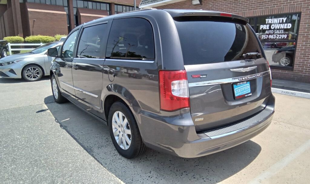 Used 2016 Chrysler Town & Country Touring image 2