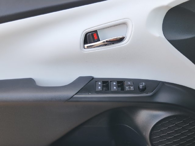 Used 2018 Toyota Prius Four w/ Advanced Technology Package FWD image 17