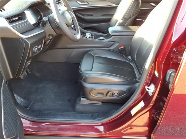 Used 2025 Jeep Grand Cherokee Limited w/ Luxury Tech Group II image 12