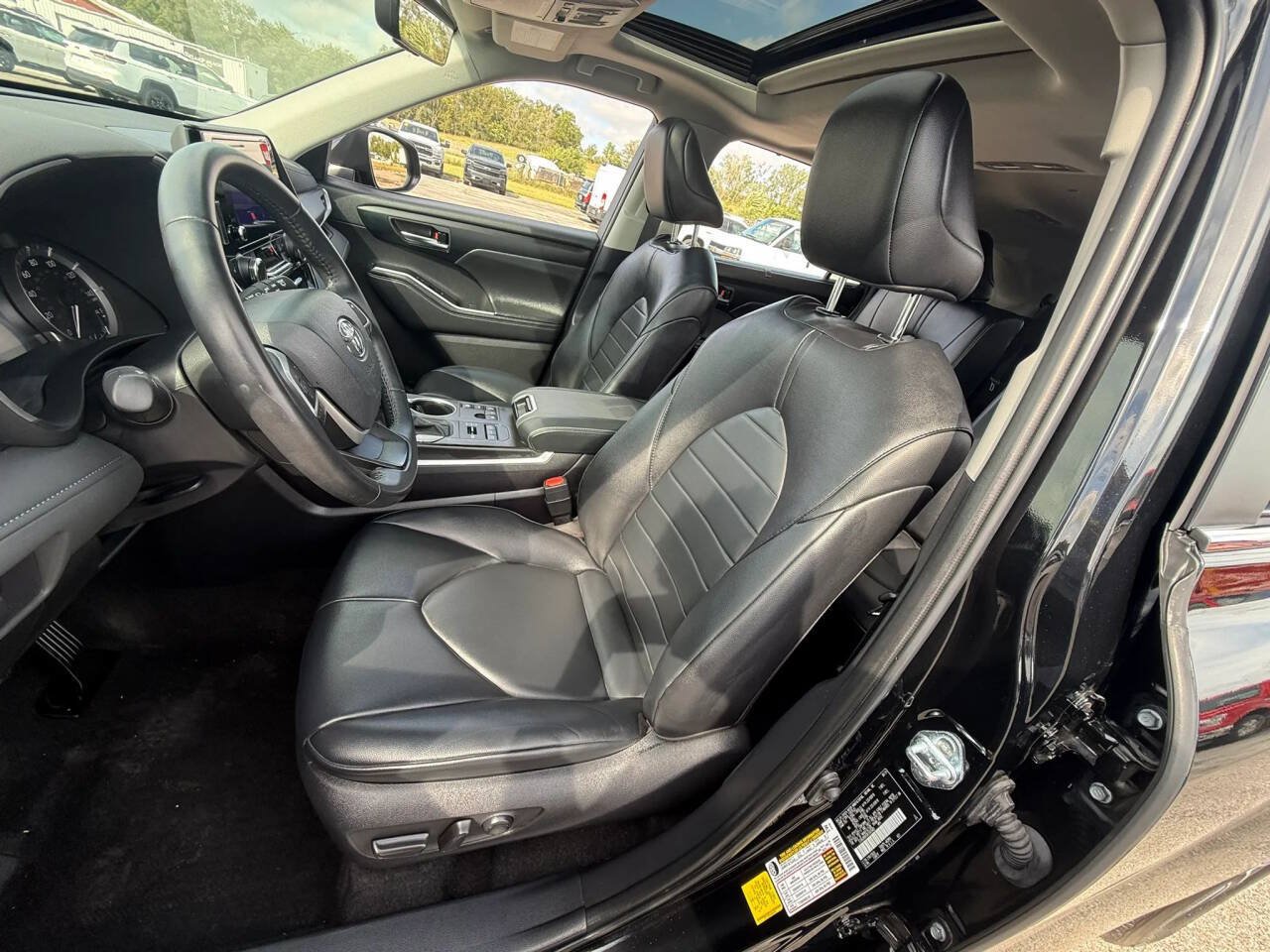 Used 2024 Toyota Highlander XLE AWD/4WD image 7