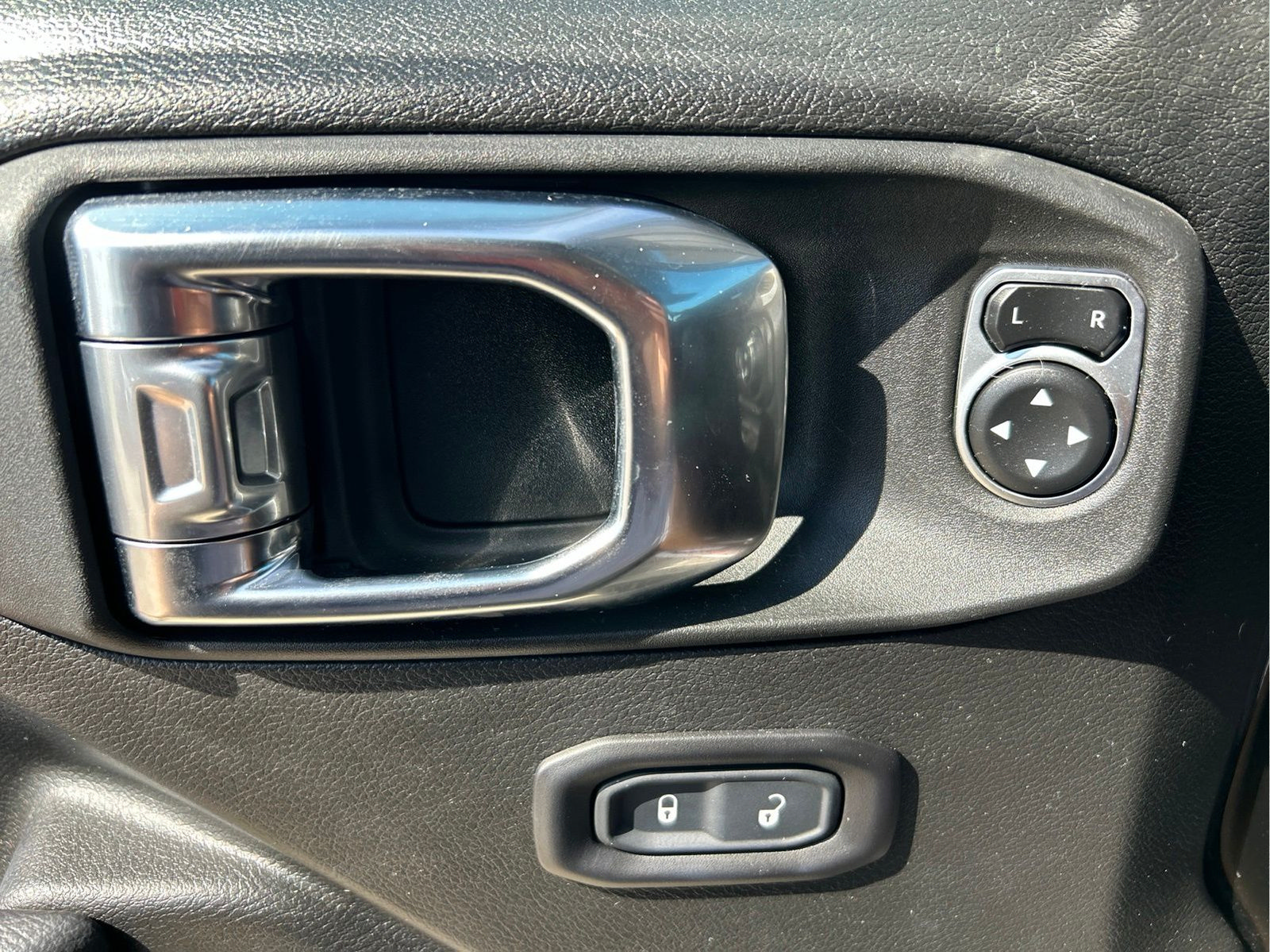 Certified 2025 Jeep Gladiator Sport AWD/4WD image 24