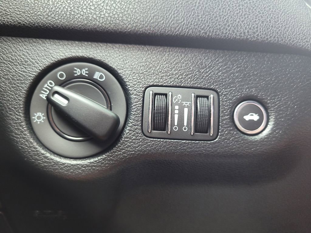 Used 2018 Dodge Charger SXT w/ Blacktop Package image 25