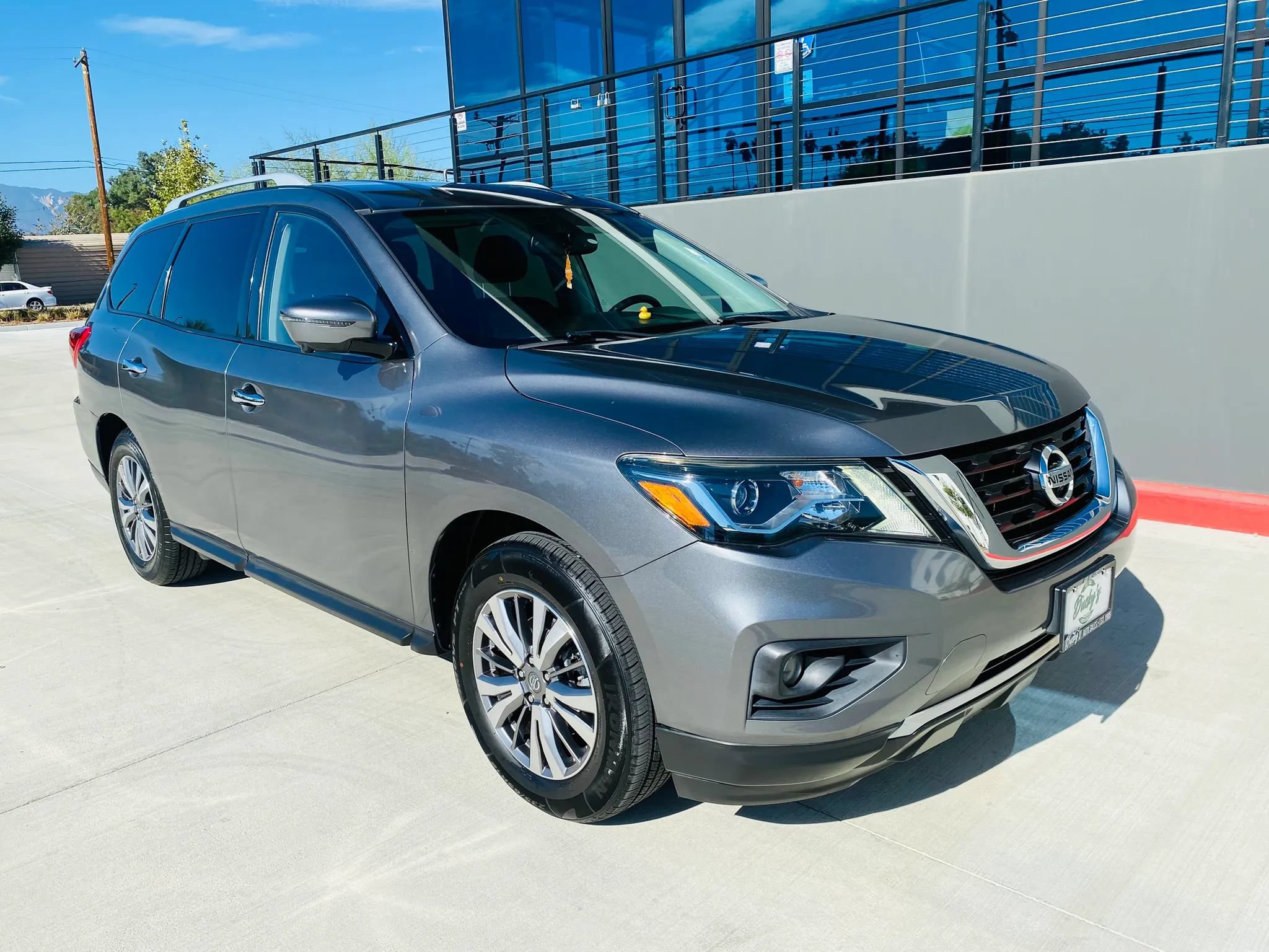 Used 2019 Nissan Pathfinder SL FWD image 10