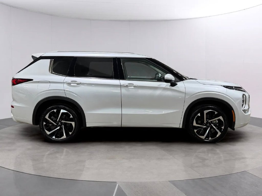 Used 2024 Mitsubishi Outlander SEL AWD/4WD image 2