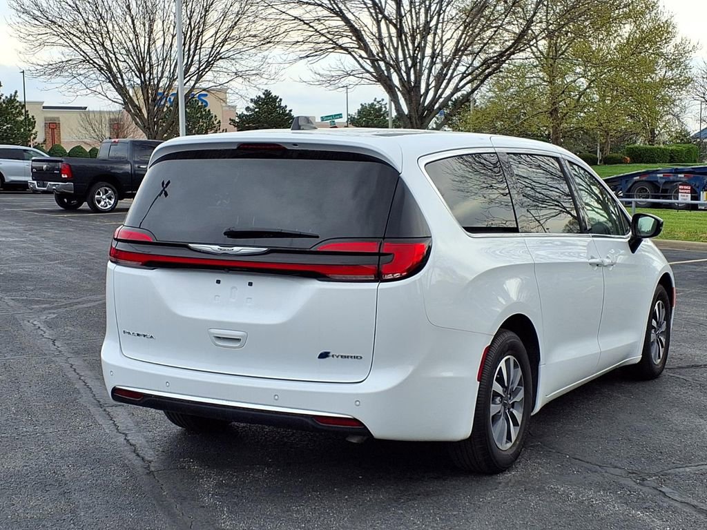Used 2024 Chrysler Pacifica Select image 29