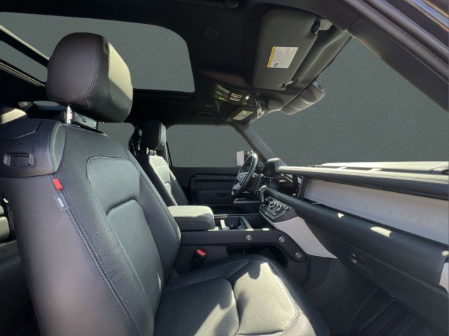 Used 2024 Land Rover Defender 90 X-Dynamic SE image 19