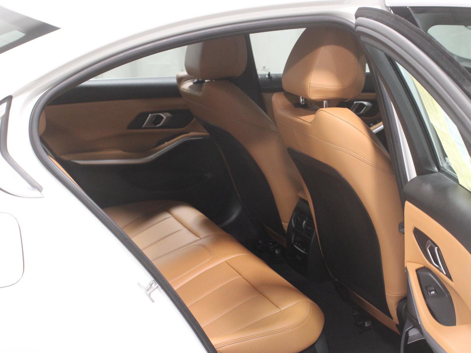 Certified 2024 BMW 330i xDrive Sedan w/ Convenience Package AWD/4WD image 9