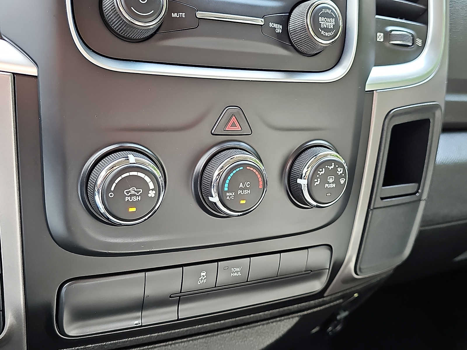 Used 2022 RAM 1500 Classic SLT AWD/4WD image 15