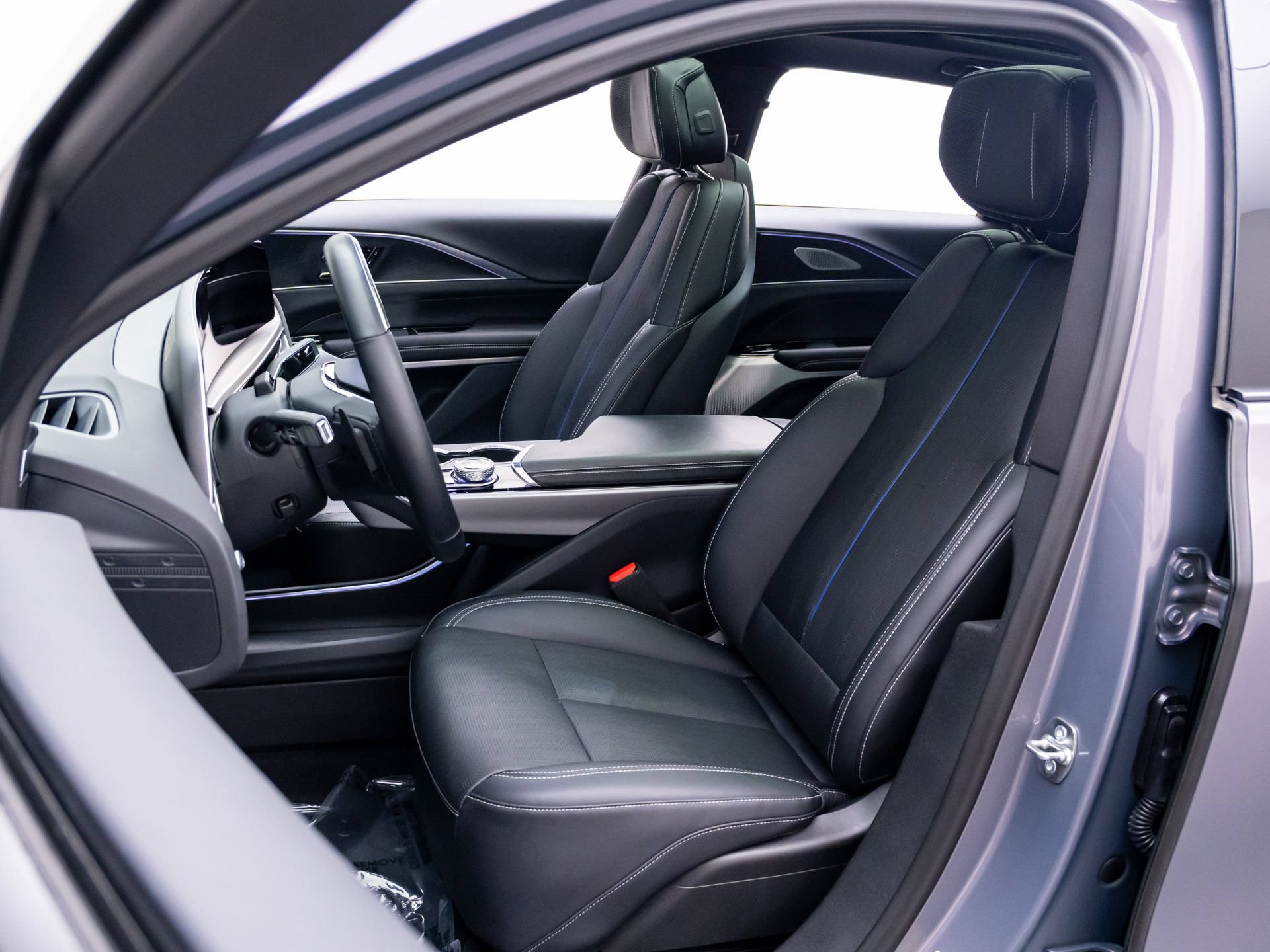 Certified 2025 Cadillac Lyriq Sport w/ LPO, Floor Liner Package AWD/4WD image 19
