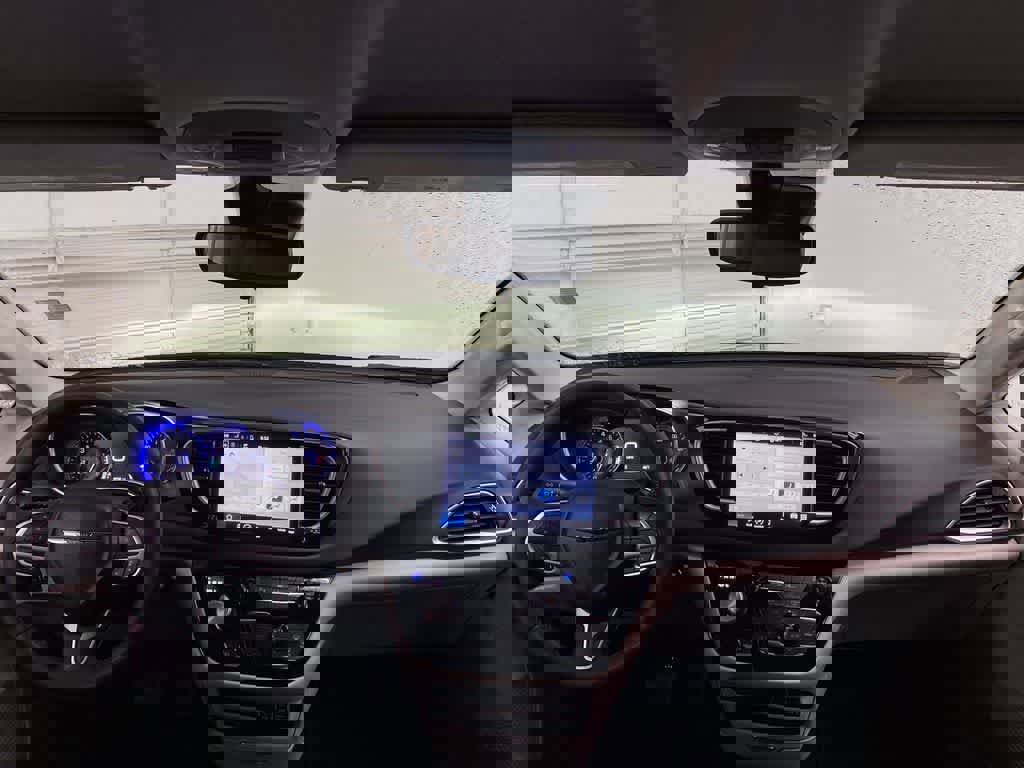 Used 2024 Chrysler Pacifica Touring-L image 11