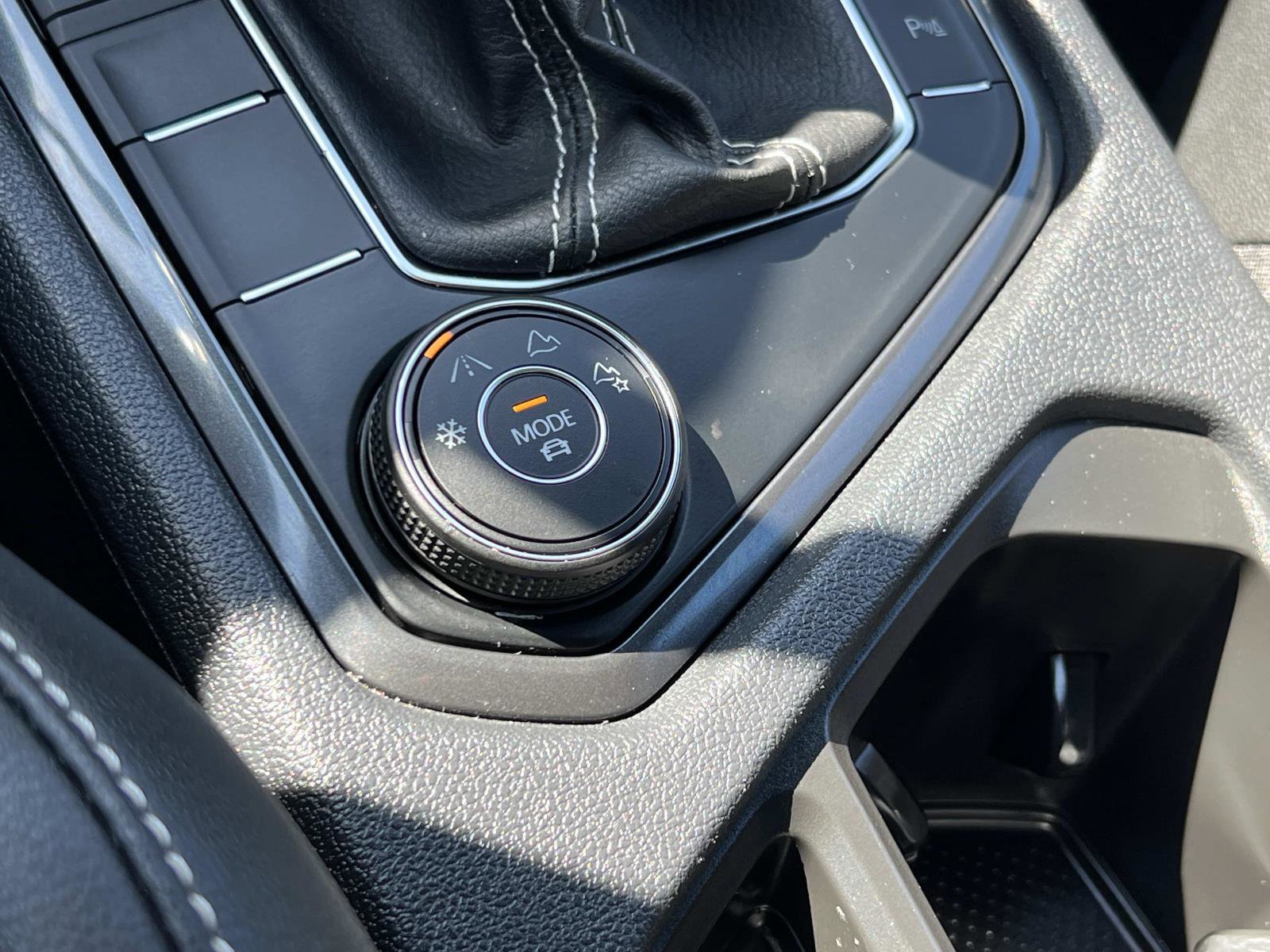 Certified 2022 Volkswagen Tiguan SE R-Line image 15