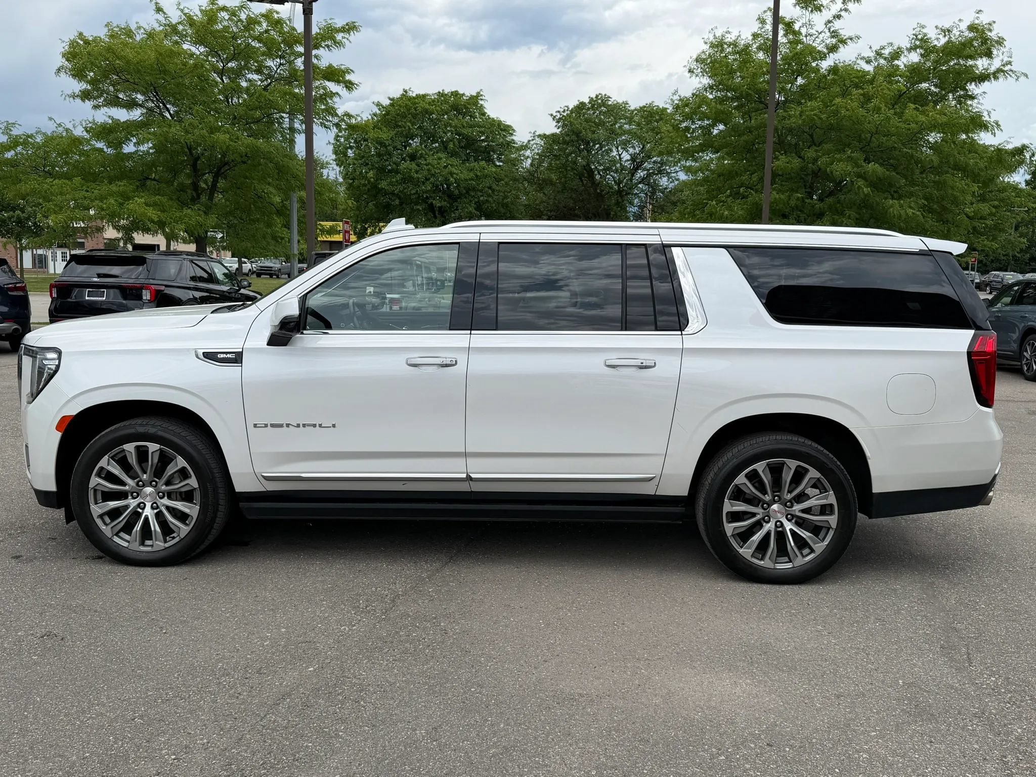 Used 2021 GMC Yukon XL Denali w/ Denali Premium Package AWD/4WD image 2