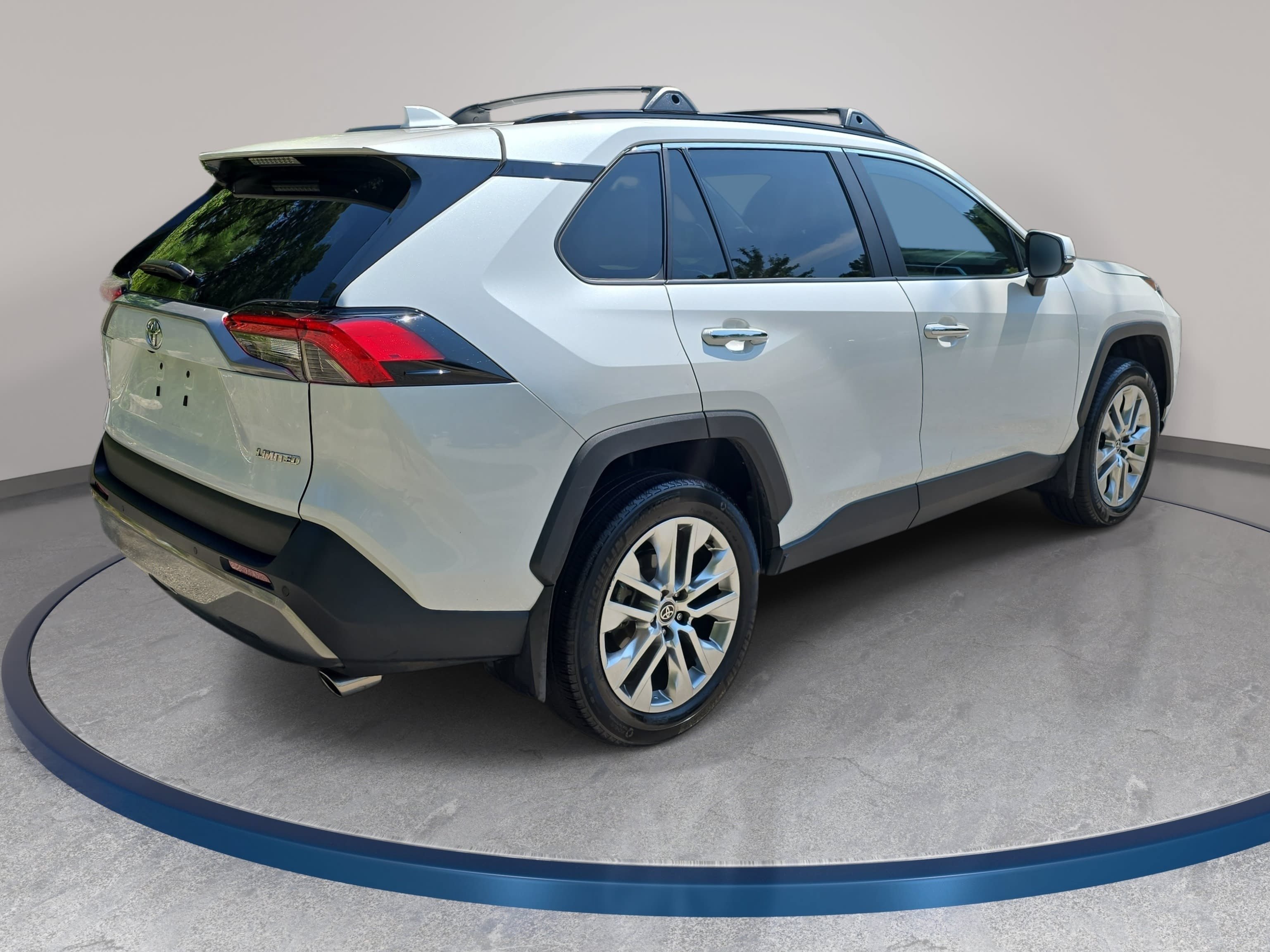 Used 2024 Toyota RAV4 Limited w/ Advanced Technology Package FWD image 5