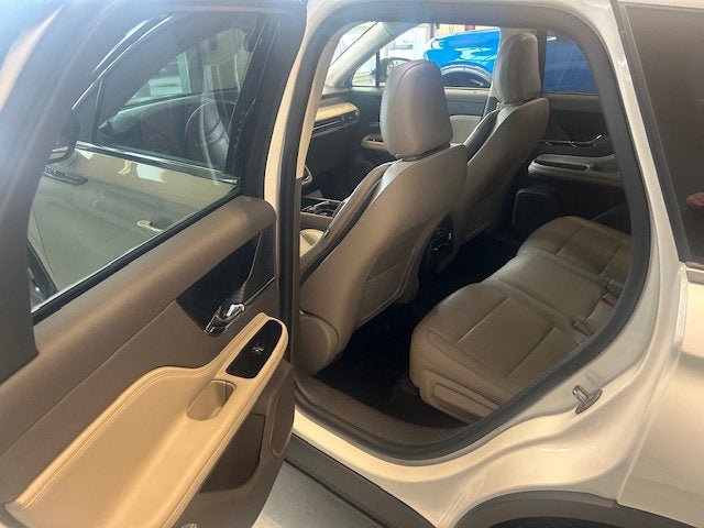 Used 2021 Lincoln Corsair AWD w/ Premium Package image 6