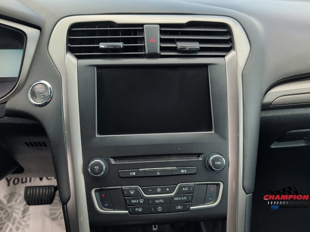 Used 2018 Ford Fusion SE w/ Fusion SE Technology Package FWD image 16
