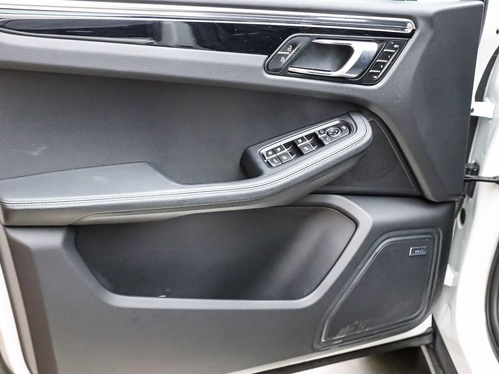 Certified 2026 Porsche Macan AWD/4WD image 21