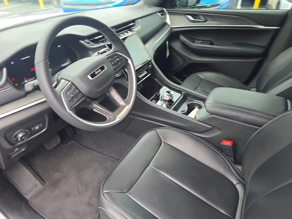 Used 2025 Jeep Grand Cherokee L Limited w/ Black Appearance Package image 18