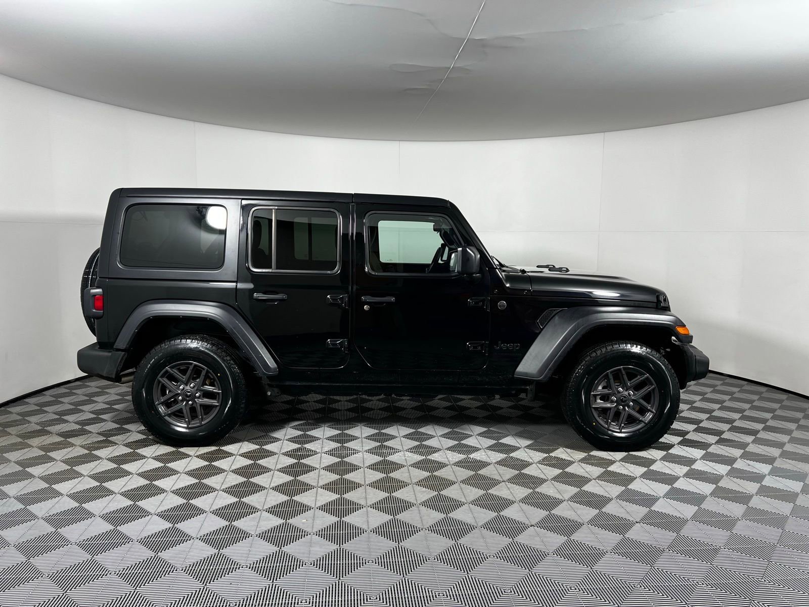 Used 2024 Jeep Wrangler Sport S image 4