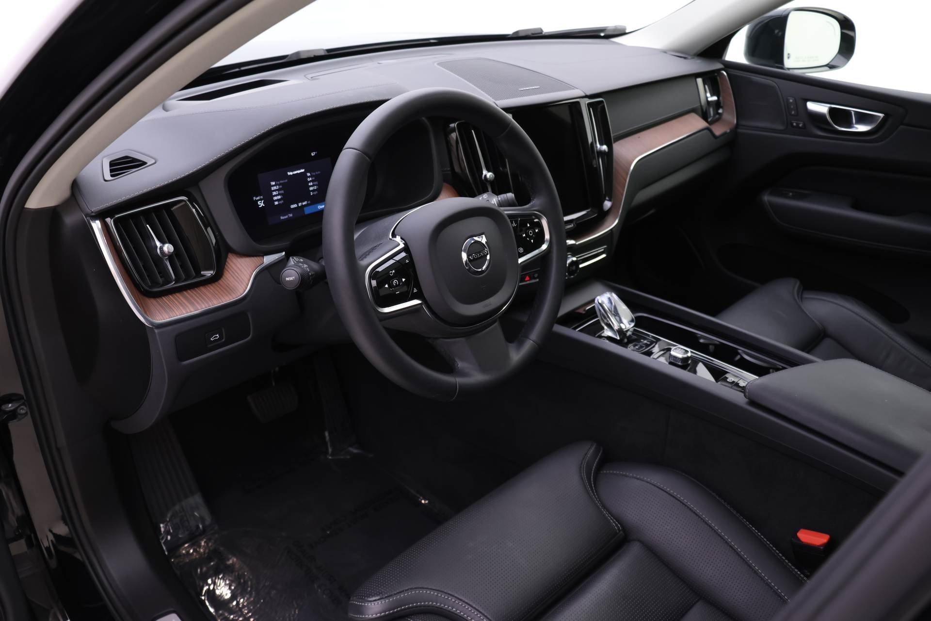 Certified 2023 Volvo XC60 B6 Ultimate w/ Protection Package Premier image 7