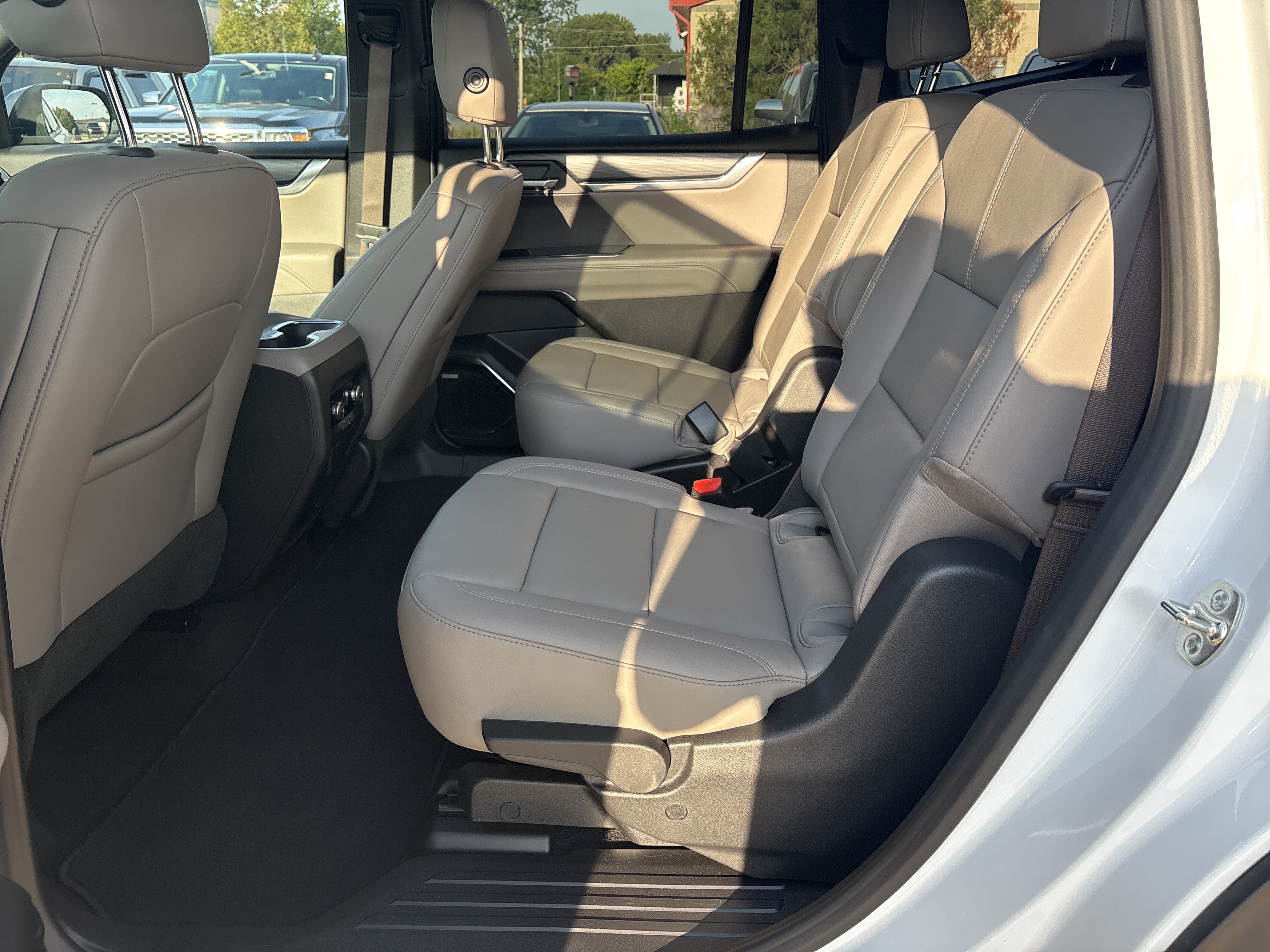 Used 2026 GMC Acadia Elevation w/ Elevation Premium Package FWD image 13
