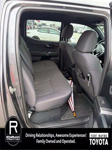 Used 2017 Toyota Tacoma TRD Sport w/ Tow Package (A/T) AWD/4WD image 11