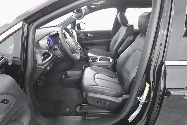 New 2026 Chrysler Pacifica Select image 11