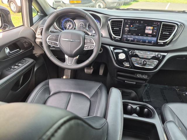 Used 2025 Chrysler Pacifica Select FWD image 30