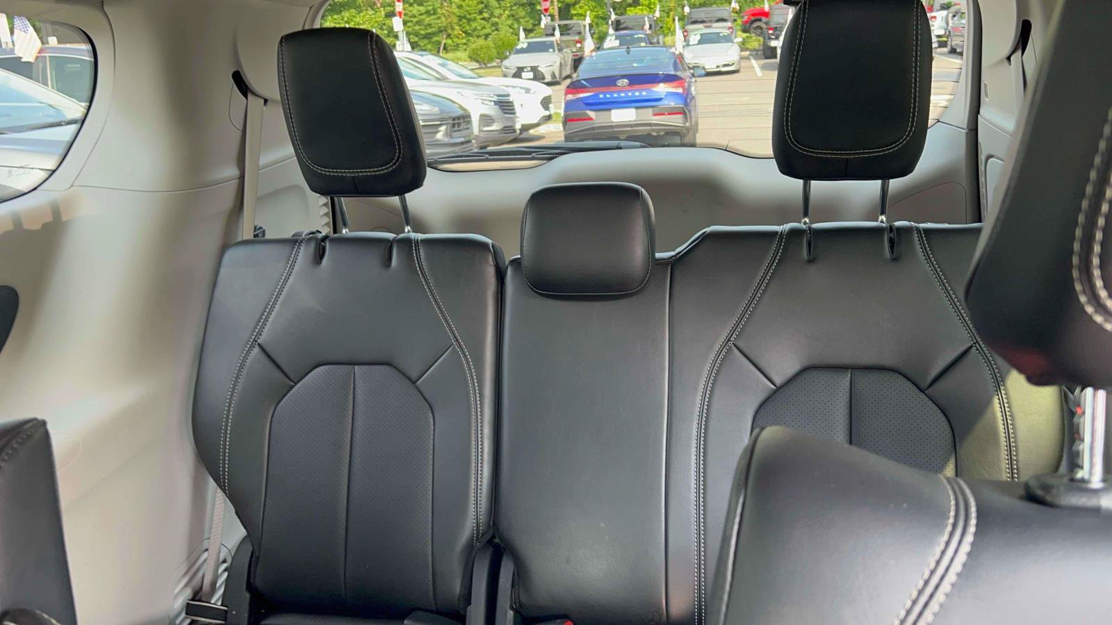 Used 2024 Chrysler Pacifica Limited FWD image 25