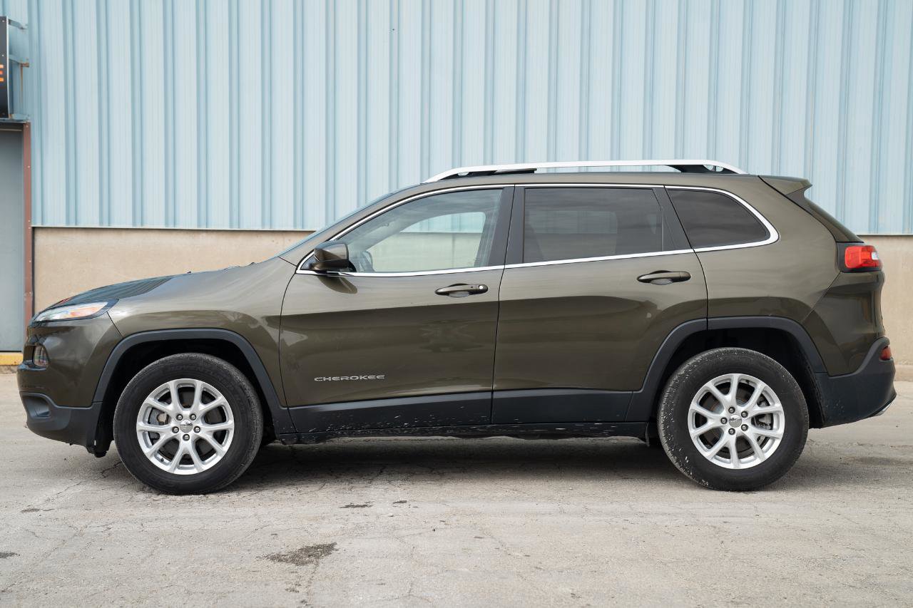 Used 2016 Jeep Cherokee Latitude w/ Comfort/Convenience Group AWD/4WD image 6