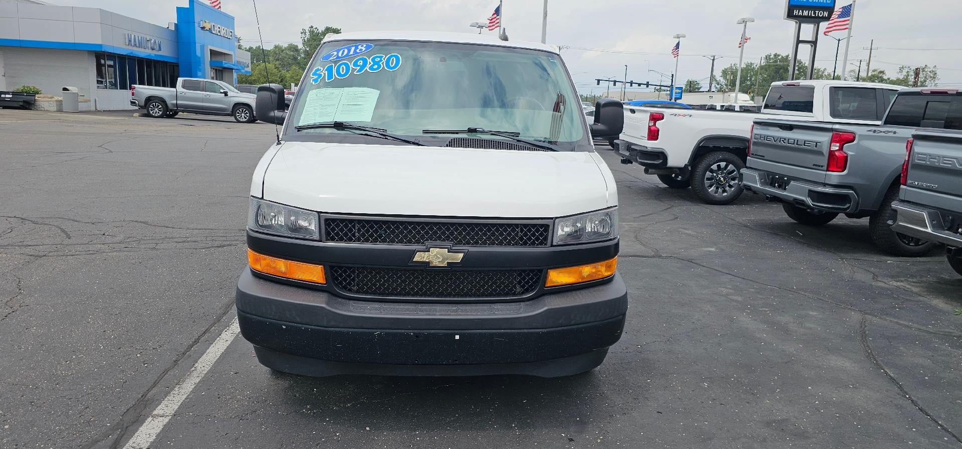 Used 2018 Chevrolet Express 2500 Extended RWD image 2