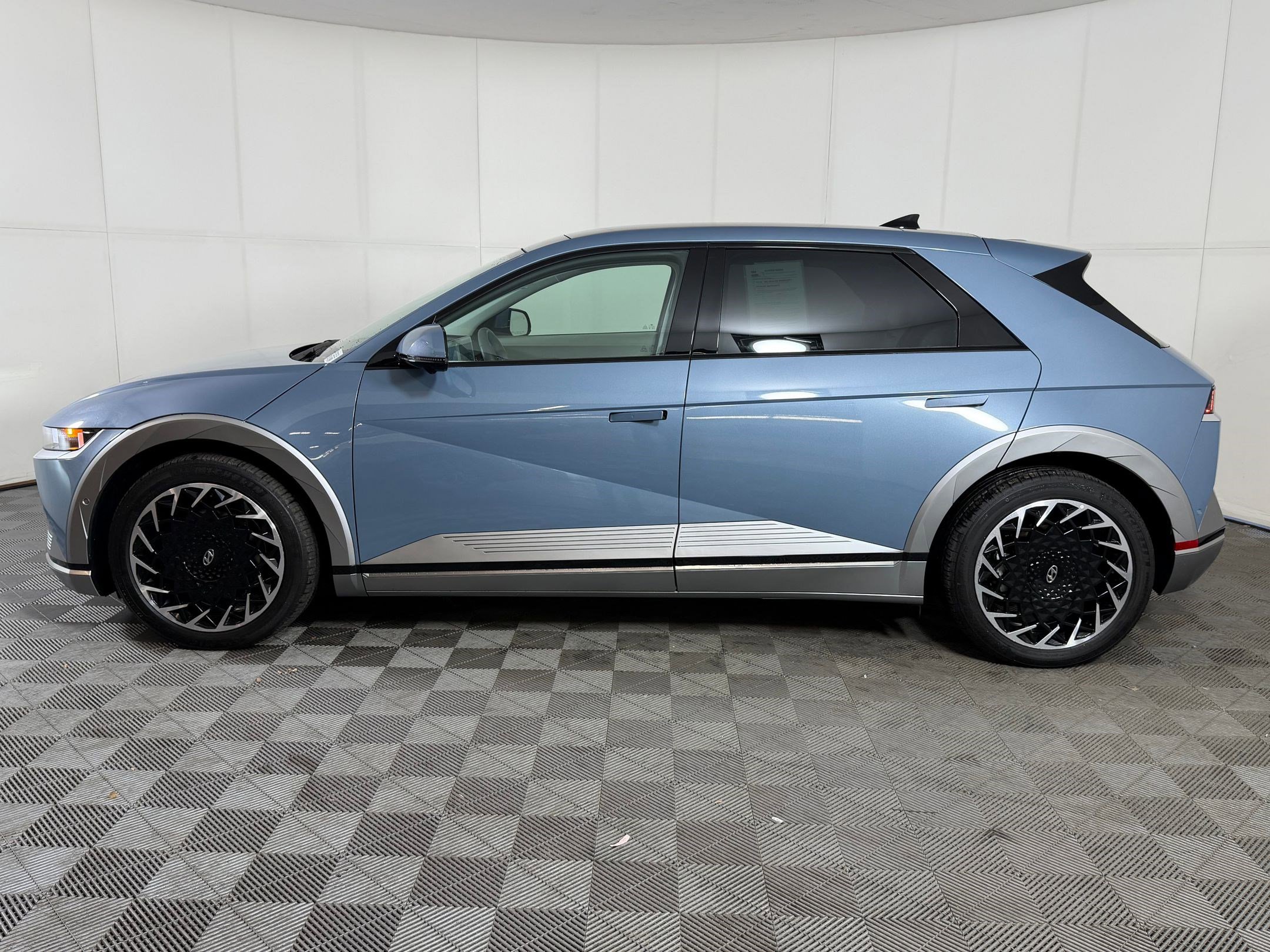 Used 2024 Hyundai Ioniq 5 Limited image 2