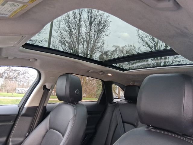 Used 2019 Jaguar F-PACE image 12