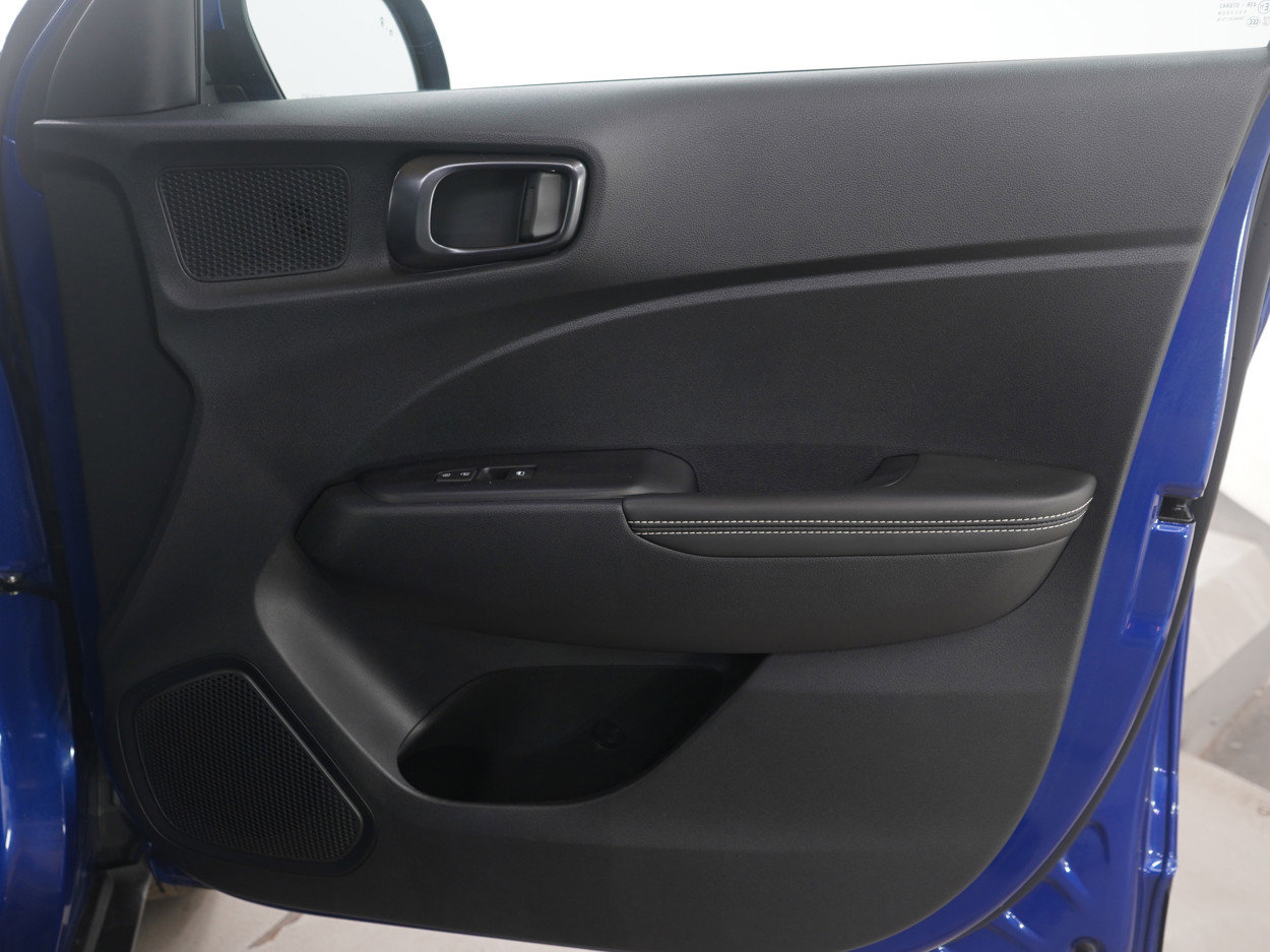 Used 2023 Hyundai Venue Limited image 9