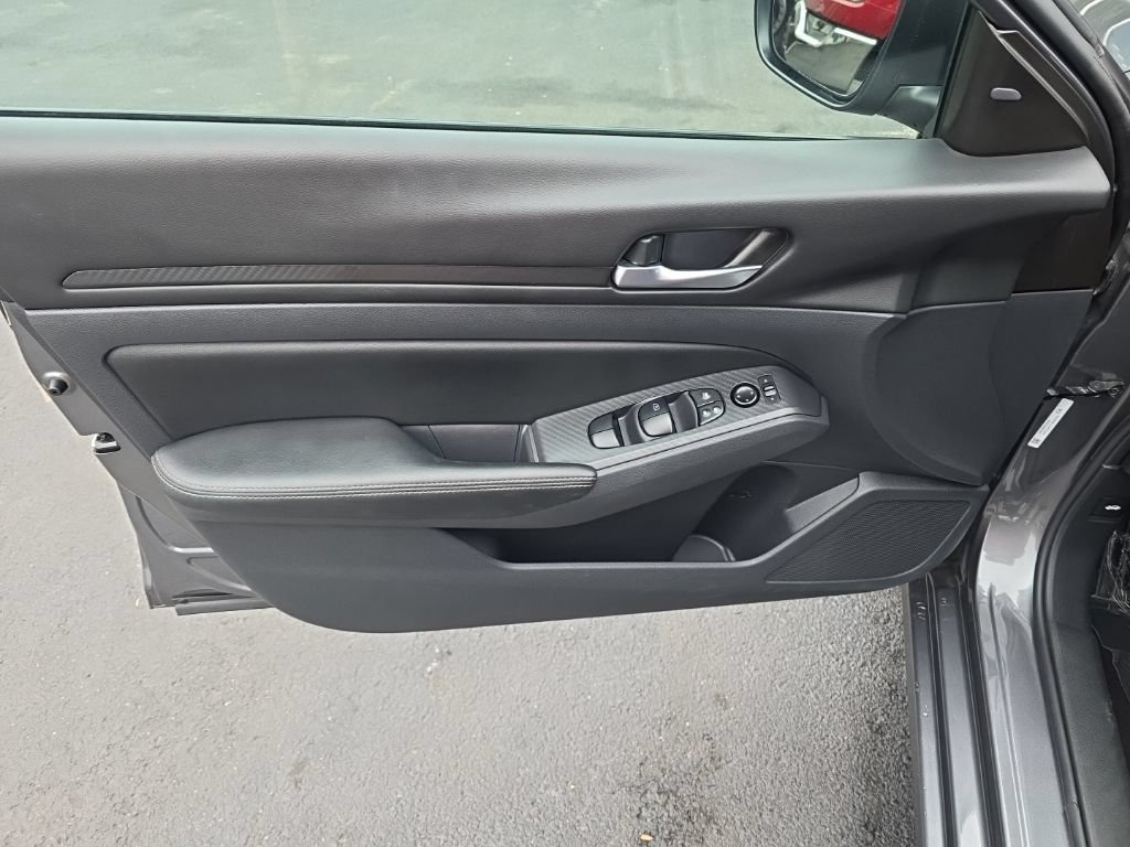 Used 2025 Nissan Altima 2.5 SV FWD image 12
