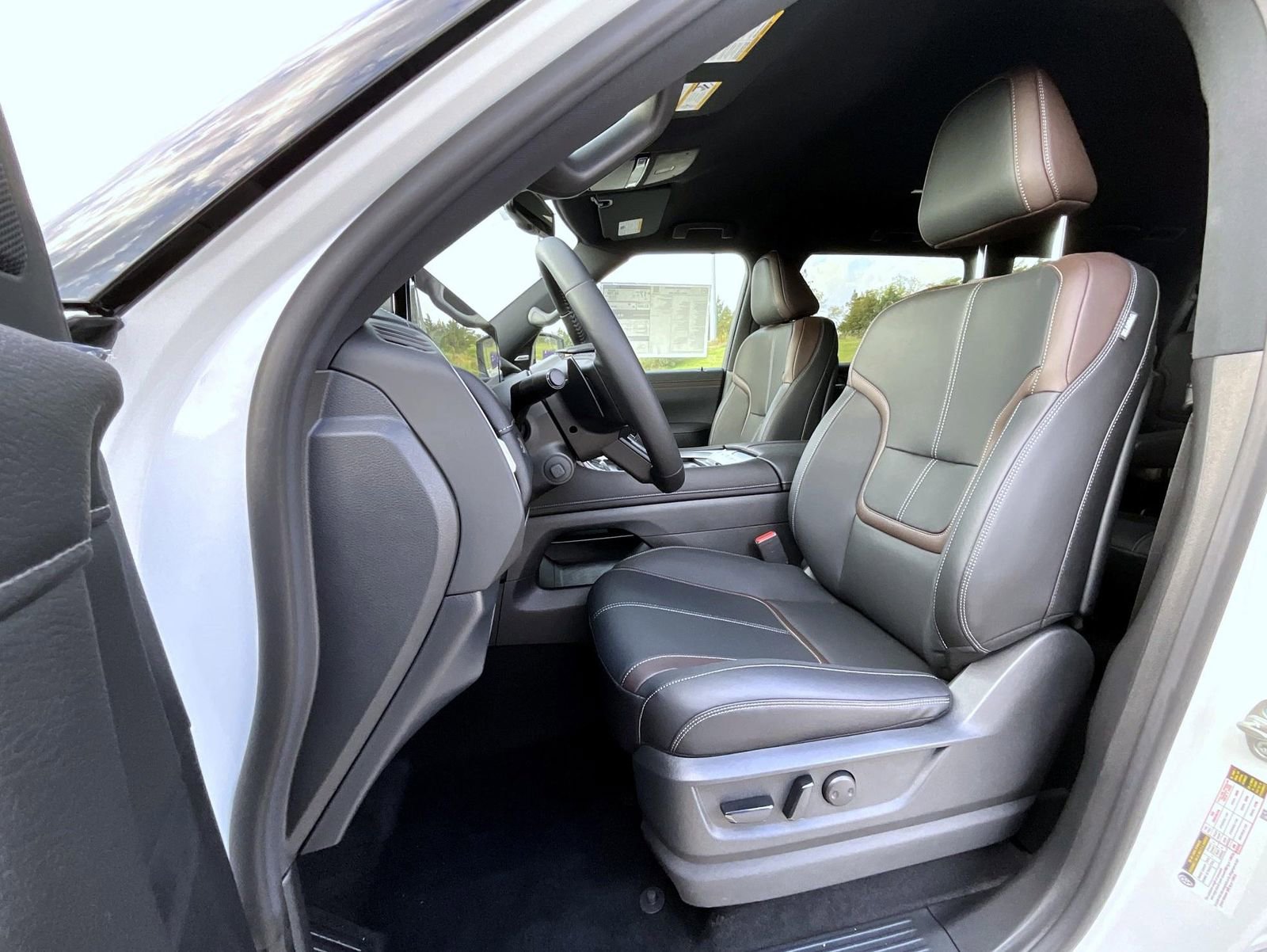 New 2026 Nissan Armada SL w/ Captain's Chari Seat Package image 11