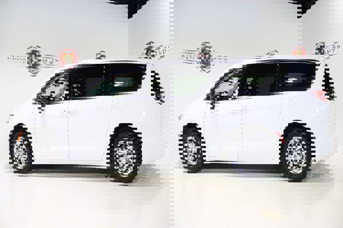 Used 2024 Chrysler Pacifica Touring-L image 28